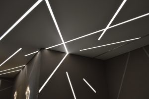 Натяжной потолок со световыми линиями: современное и стильное решение для вашего интерьера