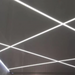 Современные решения: Натяжной потолок со встроенными световыми линиями