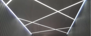Современные решения: Натяжной потолок со встроенными световыми линиями